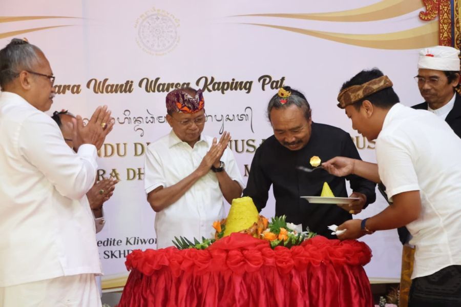 Gubernur Bali Wayan Koster saat menghadiri perayaan Ulang Tahun Sabha ke-4 Kertha Hindu Dharma Nusantara Pusat (Dhira Sera Dharma Manah), di Sekretariat SKHDN Pusat, Denpasar, Bali, Minggu (22/2/2026). (Foto/sukadana)
